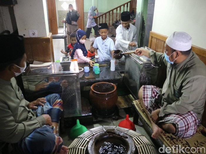 Gentong yang berada di kompleks Makam dan Masjid Sunan Muria, Kudus, Rabu (30/3/20220).