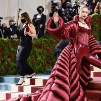 Kakak Bella Hadid itu keluar dari hotel sebelum datang ke Met Gala 2022 dengan catsuit dan korset latex berwarna merah burgundy. Penampilannya sungguh memesona ditambah dengan lipstik merah menyala yang senada dengan busananya. Foto: Getty Images via AFP/JAMIE MCCARTHY