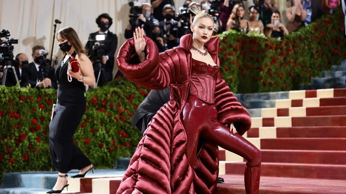 Gigi Hadid menghadiri acara 2022 MET Museum Costume Institute Benefit Gala atau Met Gala 2022 yang digelar di The Metropolitan Museum of Art , New York, 2 Mei 2022.