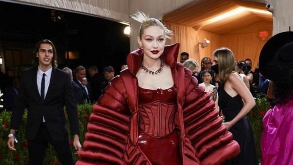 8 Pesona Gigi Hadid di Met Gala 2022, Bikin Heboh Foto Bareng Johnny NCT