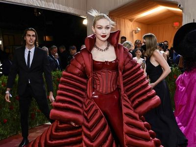 8 Pesona Gigi Hadid di Met Gala 2022, Bikin Heboh Foto Bareng Johnny NCT