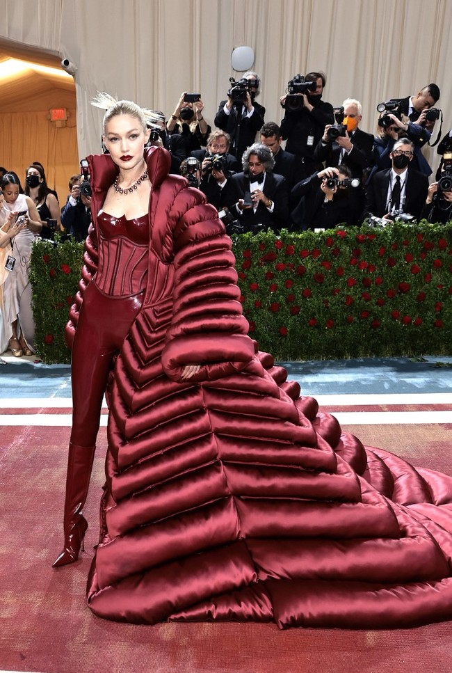 Gigi Hadid tampil total sesuai dengan tema Met Gala 2022 yaitu Gilded Glamor. Foto: Getty Images via AFP/JAMIE MCCARTHY