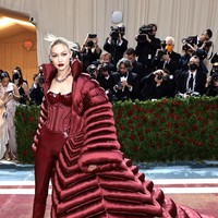 Gigi Hadid tampil total sesuai dengan tema Met Gala 2022 yaitu Gilded Glamor. Foto: Getty Images via AFP/JAMIE MCCARTHY
