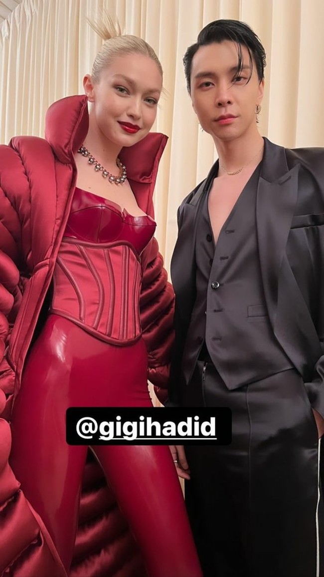 Kehadiran Gigi Hadid di Met Gala 2022 menjadi trending topic di Twitter Indonesia sebab sosoknya eksis di Instagram personel NCT, Johnny Suh. Johnny NCT mengunggah foto dirinya bersama Gigi Hadid ke Instagram Story.  Foto: Dok. Instagram/Johnnyjsuh