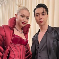 Kehadiran Gigi Hadid di Met Gala 2022 menjadi trending topic di Twitter Indonesia sebab sosoknya eksis di Instagram personel NCT, Johnny Suh. Johnny NCT mengunggah foto dirinya bersama Gigi Hadid ke Instagram Story.  Foto: Dok. Instagram/Johnnyjsuh
