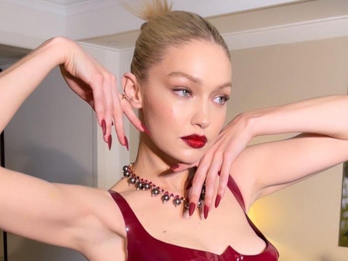 Gigi Hadid menghadiri acara 2022 MET Museum Costume Institute Benefit Gala atau Met Gala 2022 yang digelar di The Metropolitan Museum of Art , New York, 2 Mei 2022.