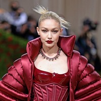 “OHNNY SAMA GIGI HADID OH MY GOD,” tulis netizen. “Johnny suh main lu NGERI YEEEE UDH SAMPE GIGI HADID,” tulis netizen lain. “johnny n gigi hadid... CAKEP BGT,” tulis netizen lainnya. Foto: Getty Images via AFP/DIMITRIOS KAMBOURIS