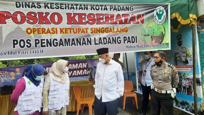 Gubernur Sumbar Mahyeldi meninjau posko Lebaran.