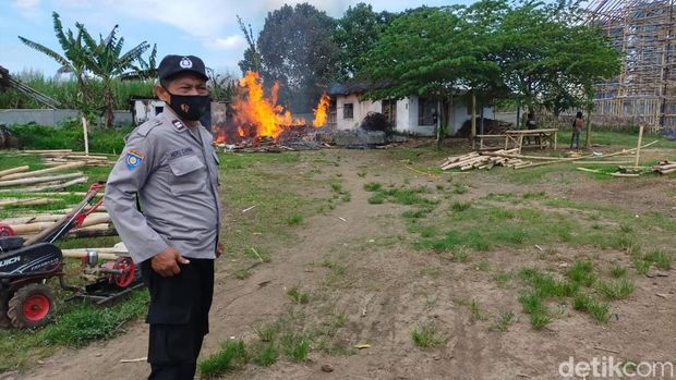 Gudang tembakau di Jember ludes terbakar