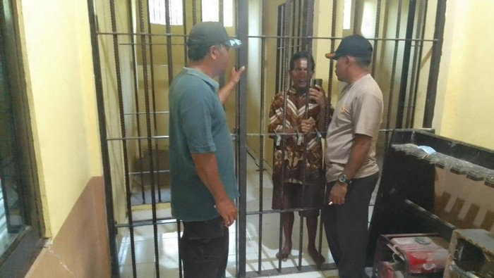 Imanuel Nau, pelaku pembunuhan istri secara keji , diinterogasi dua anggota Polsek Amanuban Selatan, NTT. (Istimewa)