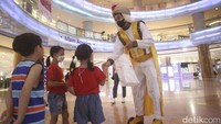 Aladdin mencari anak-anak untuk dibagikan permen.
