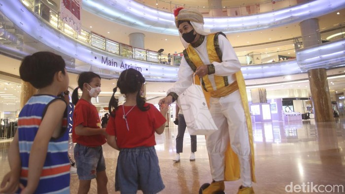 Seorang anak menaiki tandu di Lotte Shopping Avenue, Jakarta, Selasa (3/5/2022). Libur hari raya Lebaran digunakan keluarga untuk berkumpul bersama keluarga salah satunya dengan berkunjung ke pusat perbelanjaan.