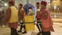 Nantinya para pengunjung anak-anak akan ditawari untuk menaiki Palanquin atau tandu.