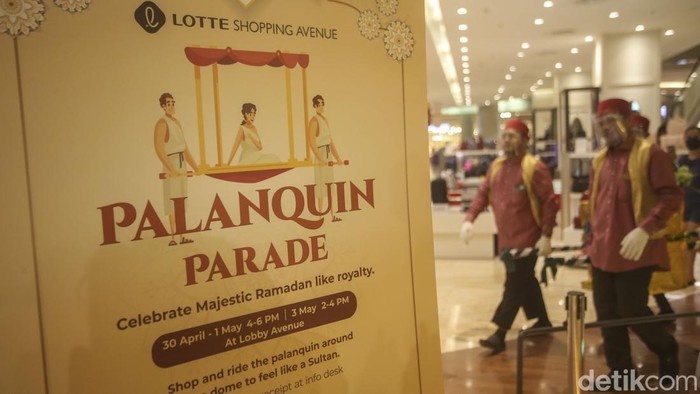 Seorang anak menaiki tandu di Lotte Shopping Avenue, Jakarta, Selasa (3/5/2022). Libur hari raya Lebaran digunakan keluarga untuk berkumpul bersama keluarga salah satunya dengan berkunjung ke pusat perbelanjaan.