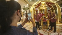 Anak-anak tersebut juga diajak berkeliling tenant.