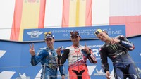 Yang ini adalah momen ketika Joan Mir naik podium MotoGP Styria 2021. Foto: Getty Images/Mirco Lazzari gp