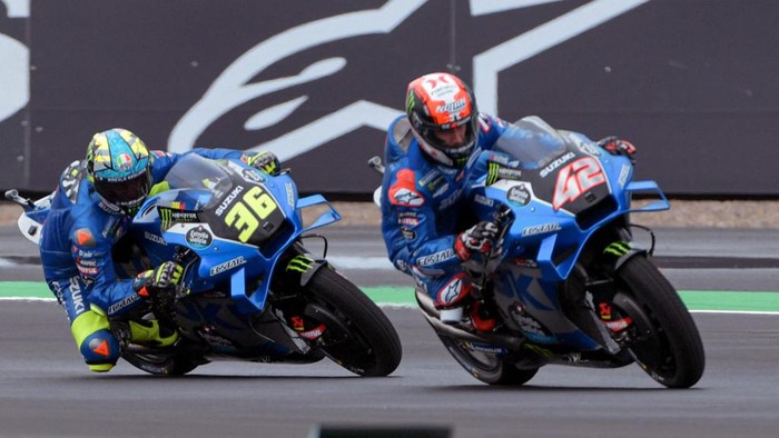 Joan Mir Alex Rins (L to R) Team Suzuki Ecstars Spanish rider Joan Mir and Team Suzuki Ecstars Spanish rider Alex Rins compete during the 2nd day of free practice session for the Indonesian Grand Prix Moto3 race at the Mandalika International Circuit at Kuta Mandalika, in Central Lombok on March 19, 2022. (Photo by BAY ISMOYO / AFP)