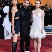 Tahun ini kembali ada dua artis Korea yang diketahui datang ke Met Gala. Bertemakan Gilded Glamor, pemain Squid Games yang juga model, Jung Ho Yeon, menjadi salah satu yang dinanti para penggemar. Ia memakai busana terinspirasi sebuah lukisan. Foto: Instagram @louisvuitton