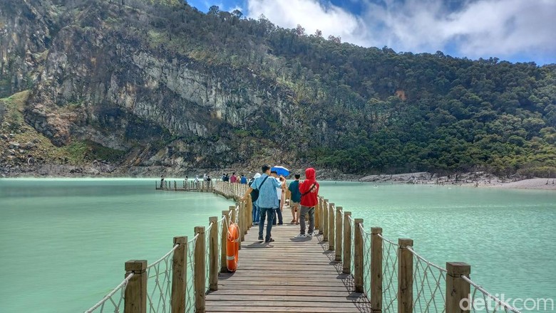 Kawasan wisata Kawah Putih.