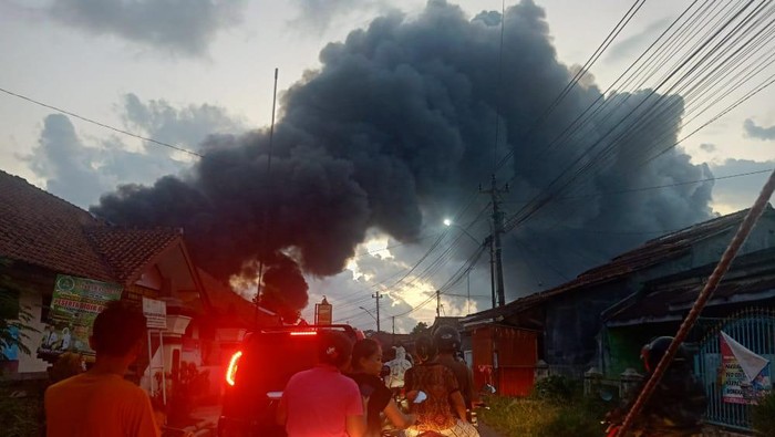 Kebakaran Kapal di Pelabuhan Wijayapura, Selasa (3/5/2022)