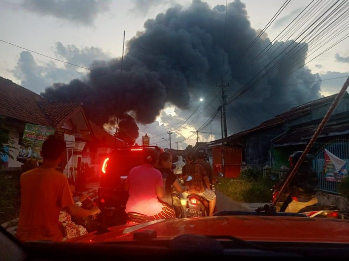 Kebakaran Kapal di Pelabuhan Wijayapura, Selasa (3/5/2022)