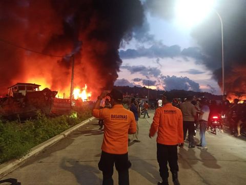 Kebakaran Kapal di Pelabuhan Wijayapura, Selasa (3/5/2022)