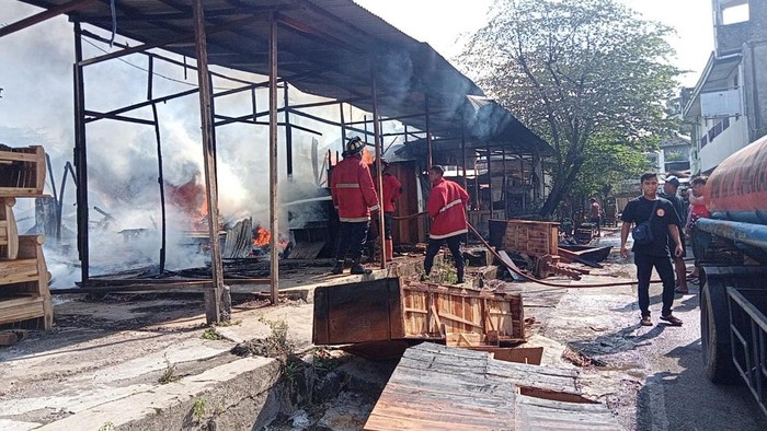 Kebakaran Pasar Gilingan, Selasa (3/5/2022) siang.
