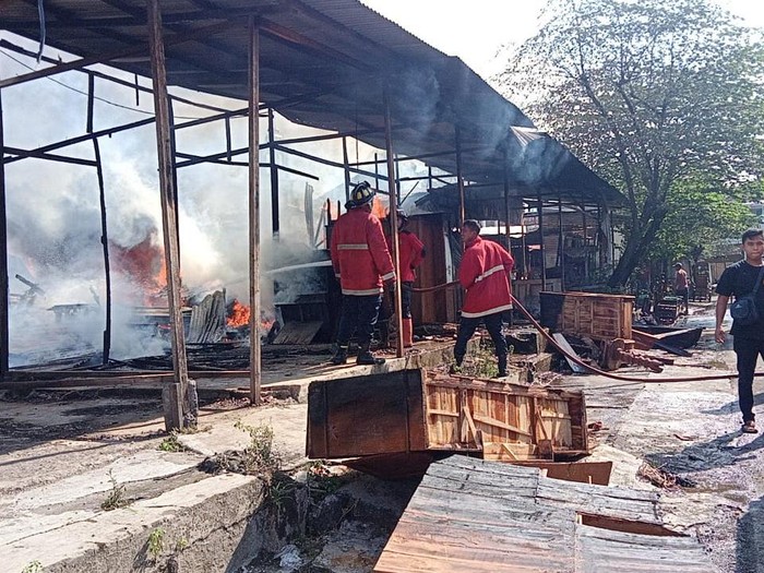 Kebakaran Pasar Gilingan, Selasa (3/5/2022) siang.