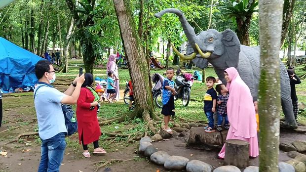 Keterangan Foto : Suasana pengunjung yang berwisata ke Medan Zoo di momen hari libur lebaran Idul Fitri 1443 Hijriah, Selasa (3/5/2022).
