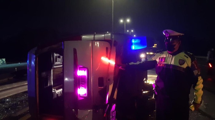 kecelakaan di tol porong, mobil elf tabrak guadrill