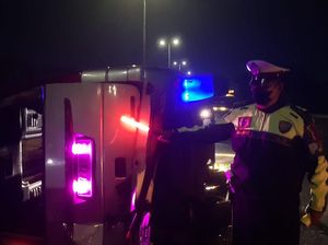 Mobil Pemudik Tabrak Guardrail di Tol Porong hingga Terguling, 5 Penumpang Luka