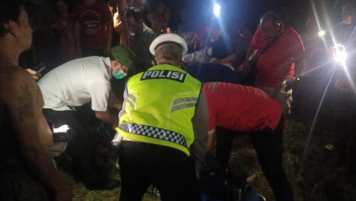 Kecelakaan menimpa satu rombongan keluarga di Jalan Raya Kaliasem-Desa Tigawasa tepatnya KM 16.100 Banjar Dinas Dangin Pura, Desa Tigawasa, Kecamatan Banjar Kabupaten Buleleng