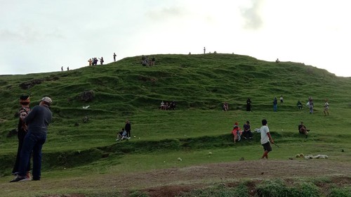 Sejumlah wisatawan mulai berkunjung ke Bukit Seger depan Sirkuit Mandalika, Senin (3/5/2022) kemarin.