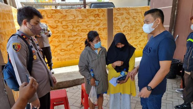 Keluarga korban tawuran maut di momen lebaran 2022 saat ditemui Kapolrestabes Makassar Kombes Budi Haryanto (Dok. Istimewa)