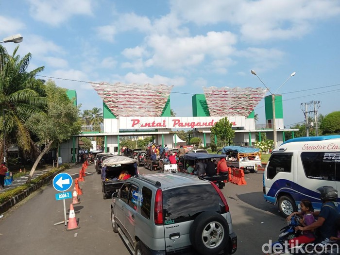 Kemacetan di jalur masuk kawasan wisata Pangandaran.