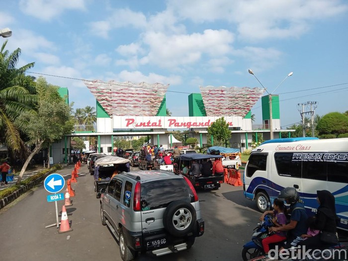 Kemacetan di jalur masuk kawasan wisata Pangandaran.