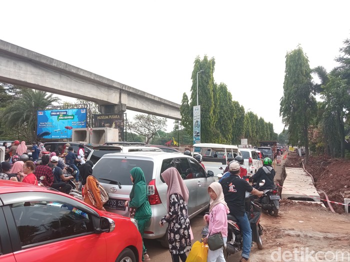 Kemacetan terjadi di dalam Taman Mini sehingga ditutup sementara (Fakhri/detikcom)