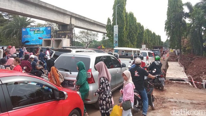 Kemacetan terjadi di dalam Taman Mini sehingga ditutup sementara (Fakhri/detikcom)