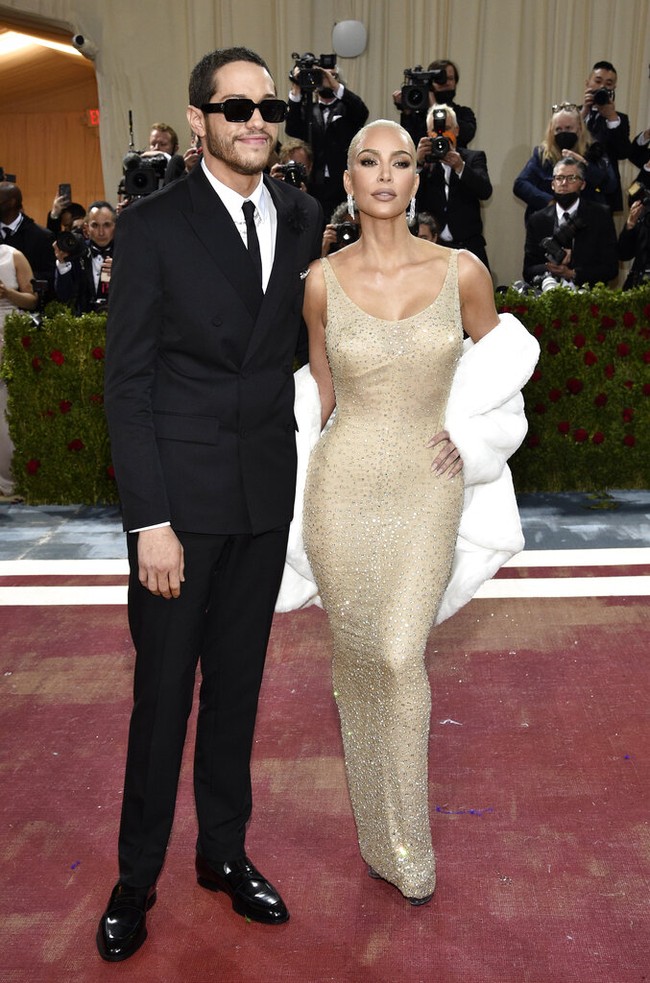 Penampilan Kim Kardashian untuk acara Met Gala 2022 kembali bikin heboh. Kali ini bukan karena gaya busana tapi susutnya berat badan demi mengenakan dress ketat seharga Rp 70 miliaran. Foto: Evan Agostini/Invision/AP/Evan Agostini