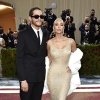 Penampilan Kim Kardashian untuk acara Met Gala 2022 kembali bikin heboh. Kali ini bukan karena gaya busana tapi susutnya berat badan demi mengenakan dress ketat seharga Rp 70 miliaran. Foto: Evan Agostini/Invision/AP/Evan Agostini