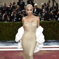 Aku punya ide untuk menggunakan baju tersebut tapi baju itu datang dengan sarung tangan dan saat aku mencobanya, itu tidak muat, ungkapnya dikutip dari E!. Aku bilang kepada mereka, beri aku waktu tiga minggu. Aku akan menurunkan berat badan 7 kg agar bisa menggunakannya, tambah Kim.Foto: Evan Agostini/Invision/AP/Evan Agostini