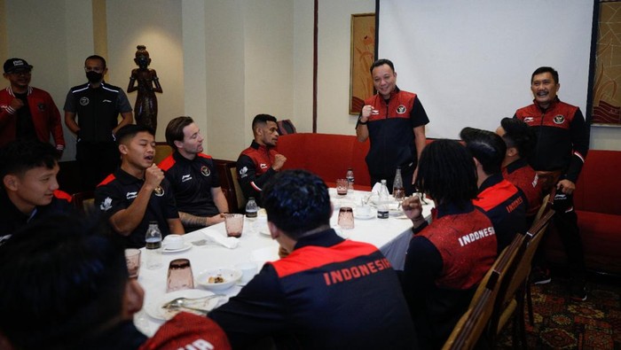 Chef de Mission Kontingen Indonesia Ferry Kono melepas tim rowing dan sepakbola ke SEA Games 2021, Selasa 3 Mei 2022. Kedua cabor itu sudah mulai bertanding Jumat pekan ini.