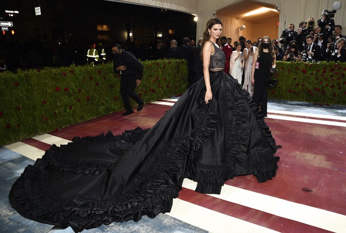 Kendall Jenner menghadiri MET Gala 2022 yang mengusung tema Gidled Glamour and White Tie untuk dress code tamu. (Foto: Evan Agostini/Invision/AP) Kendall Jenner menghadiri MET Gala 2022 yang mengusung tema Gidled Glamour and White Tie untuk dress code tamu. (Foto: Evan Agostini/Invision/AP)