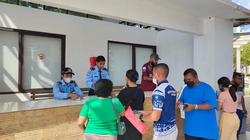 Petugas Imigrasi di PLBN Motaain sibuk melayani pelintas batas yang masuk dan keluar wilayah Indonesia, Senin (2/5/2022).