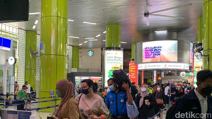 Lebaran kedua, Stasiun Gambir masih dipadati pemudik