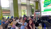 Pantauan detikcom di Stasiun Gambir, Selasa (3/5/2022), hingga sore calon penumpang kereta terus berdatangan. Aktivitas di stasiun pun terlihat ramai. Foto: Anisa Indraini/detikcomSalah satu pemudik, Pariyatun (45) mengaku dirinya mudik bersama 4 anggota keluarga lainnya pada hari ini. Tujuan mudiknya adalah ke kampung halaman yaitu ke Purwokerto, Jawa Tengah.