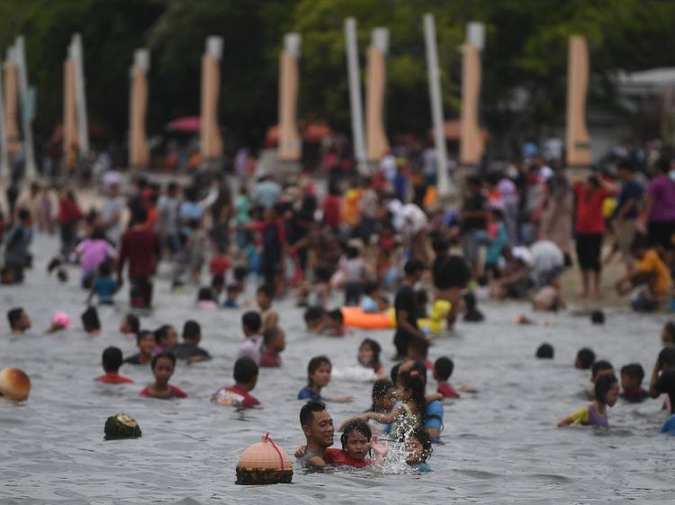 Libur Lebaran, Pantai Ancol Diserbu Warga