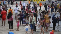 Pengunjung memadati kawasan Pantai Ancol di Taman Impian Jaya Ancol, Jakarta, Selasa (3/5/2022).