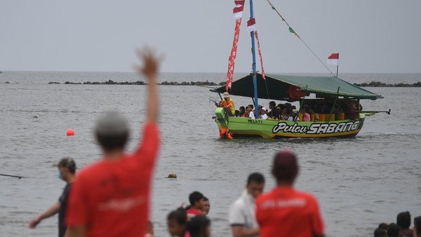 Pengunjung menaiki kapal wisata di kawasan Pantai Ancol, Taman Impian Jaya Ancol, Jakarta.