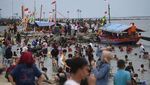 Pantai di Sejumlah Daerah Nggak Ada Sepinya Saat Libur Lebaran